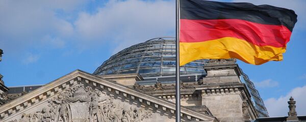 Drapeau allemand devant le Reichstag, Berlin Drapeau allemand devant le Reichstag, Berlin - Sputnik Afrique