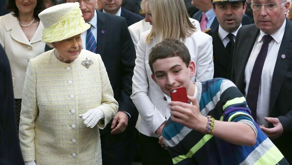 Мальчик во время селфи с королевой Великобритании Елизаветой II - Sputnik Afrique