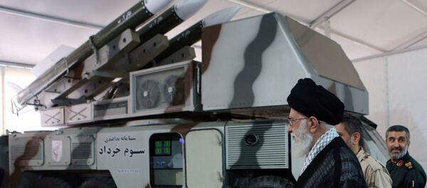 Le guide suprême iranien, l'ayatollah Ali Khamenei, est vu près d'un système de 3 Khordad qui aurait servi à abattre un drone militaire américain. - Sputnik Afrique