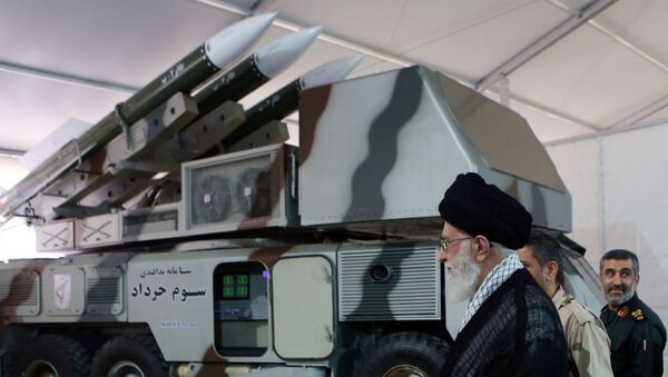 Le guide suprême iranien, l'ayatollah Ali Khamenei, est vu près d'un système de 3 Khordad qui aurait servi à abattre un drone militaire américain. - Sputnik Afrique