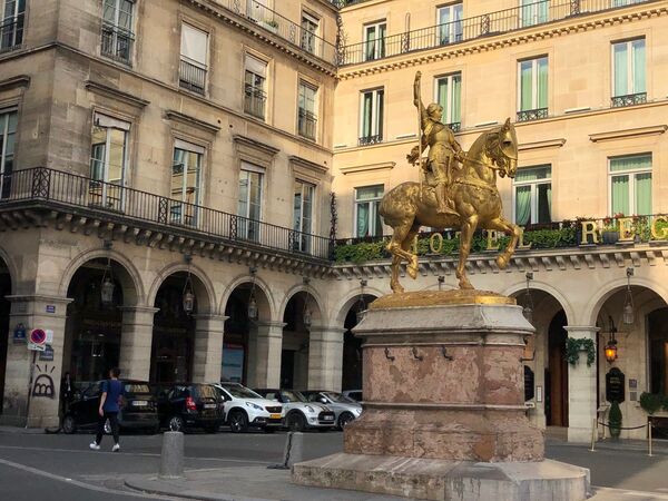 L’étendard de la statue de Jeanne d'Arc à Paris, a-t-il été volé ou sciemment retiré? L’étendard de la statue de Jeanne d'Arc à Paris, a-t-il été volé ou sciemment retiré? - Sputnik Afrique