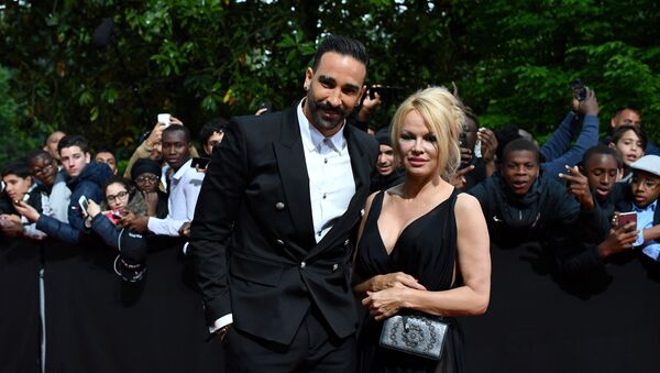 Marseille's defender Adil Rami and US actress Pamela Anderson arrive to take part in a TV show on May 19, 2019 in Paris, as part of the 28th edition of the UNFP (French National Professional Football players Union) trophy ceremony. (Photo by FRANCK FIFE / AFP) - Sputnik Afrique