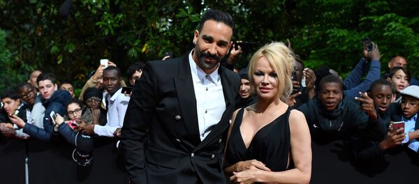 Marseille's defender Adil Rami and US actress Pamela Anderson arrive to take part in a TV show on May 19, 2019 in Paris, as part of the 28th edition of the UNFP (French National Professional Football players Union) trophy ceremony. (Photo by FRANCK FIFE / AFP) - Sputnik Afrique