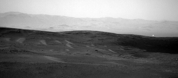 This image was taken by Navcam: Right B (NAV_RIGHT_B) onboard NASA's Mars rover Curiosity on Sol 2438 (2019-06-16 03:53:59 UTC).  - Sputnik Afrique