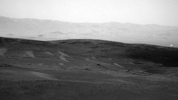This image was taken by Navcam: Right B (NAV_RIGHT_B) onboard NASA's Mars rover Curiosity on Sol 2438 (2019-06-16 03:53:59 UTC).  - Sputnik Afrique