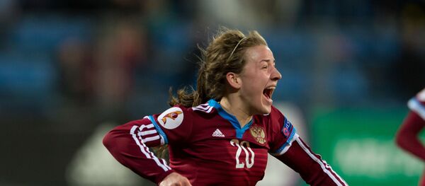La joueuse de l'équipe nationale russe Margarita Chernomyrdina se réjouit d'avoir marqué un but lors du match de qualification de l'Euro 2017 de l'UEFA opposant les équipes nationales de la Russie et de la Hongrie.  - Sputnik Afrique