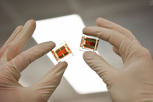 Des scientifiques améliorent la stabilité et l'efficacité des composants de panneaux solaires - Sputnik Afrique