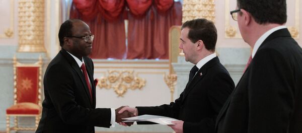Medvedev et l'ambassadeur de la Guinée-Bissau en Russie (2011) - Sputnik Afrique