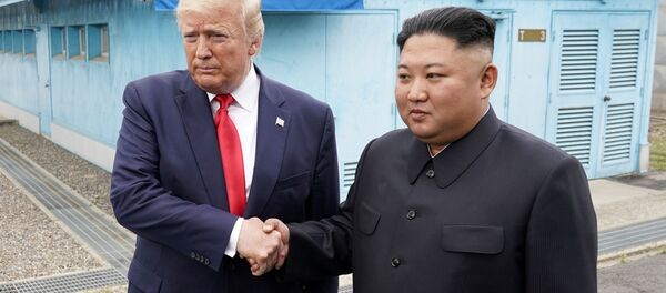 Rencontre historique: Donald Trump est entré à pied en Corée du Nord pour rencontrer Kim Jong-un 30 juin 2019 - Sputnik Afrique