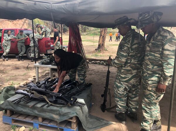 Les civils vénézuéliens apprennent les «tactiques de résistance révolutionnaire» - photos - Sputnik Afrique