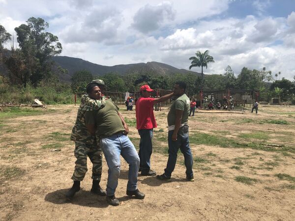 Les civils vénézuéliens apprennent les «tactiques de résistance révolutionnaire» - photos - Sputnik Afrique