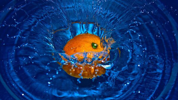 Une orange tombe dans l'eau (image d'illustration) - Sputnik Afrique