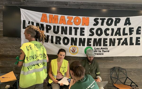 Des militants écologistes et des Gilets jaunes bloquent le siège d'Amazon à Paris, le 2 juillet - Sputnik Afrique