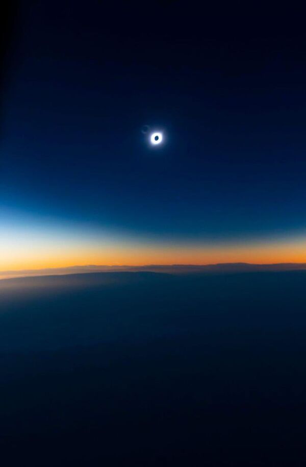 Regardez cette éclipse totale de soleil depuis un avion (images) - Sputnik Afrique
