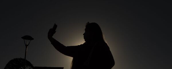 Une femme se prend en selfie - Sputnik Afrique