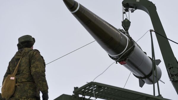 Préparation au tir d'un missile Iskander-M au polygone russe de Kapoustine Iar - Sputnik Afrique
