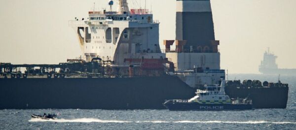 Le pétrolier Grace 1 et un navire des Royal Marines britanniques au large de Gibraltar - Sputnik Afrique