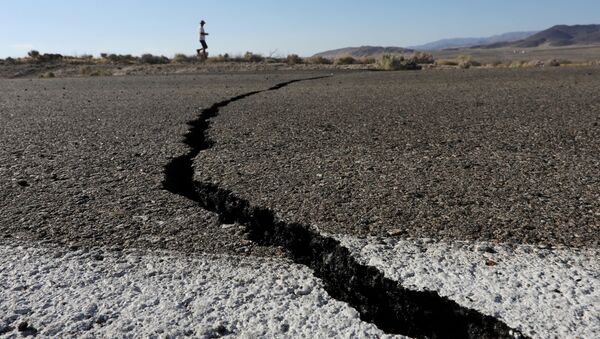 Une fissure après des séismes en Californie - Sputnik Afrique