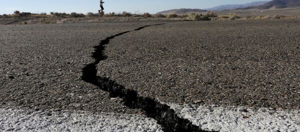 Une fissure après des séismes en Californie - Sputnik Afrique