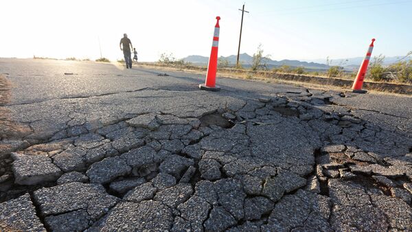 Трещины, которые появились на шоссе после мощного землетрясения в Южной Калифорнии - Sputnik Afrique