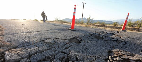 Трещины, которые появились на шоссе после мощного землетрясения в Южной Калифорнии - Sputnik Afrique