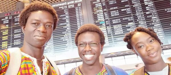 De la gauche vers la droite, Abel-Trésor Yozan Bi, Adriel Junior Yozan Bi et Marie-Claire Affouet N’Guessan De la gauche vers la droite, Abel-Trésor Yozan Bi, Adriel Junior Yozan Bi et Marie-Claire Affouet N’Guessan - Sputnik Afrique