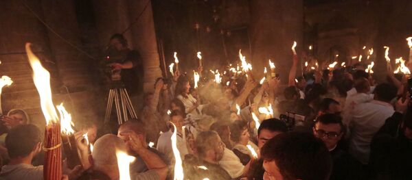 Le feu sacré s'est allumé à l'église de Saint-Sépulcre - Sputnik Afrique