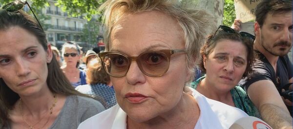 Muriel Robin au rassemblement Stop Féminicides à Paris - Sputnik Afrique