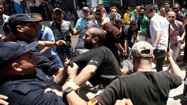 Police officers and demonstrators confront each other during a protest in Algiers - Sputnik Afrique