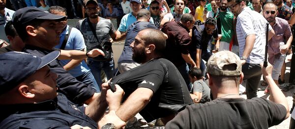 Police officers and demonstrators confront each other during a protest in Algiers - Sputnik Afrique