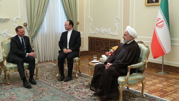 Hassan Rouhani (à droite) et Emmanuel Bonne - Sputnik Afrique