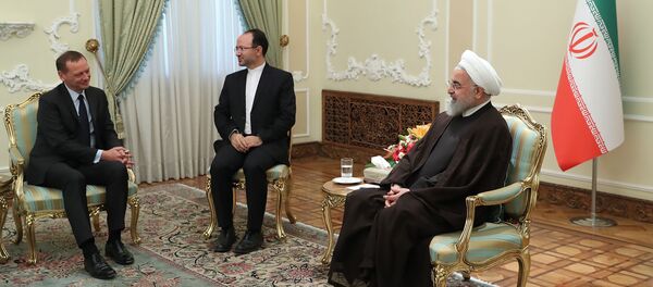 Hassan Rouhani (à droite) et Emmanuel Bonne - Sputnik Afrique