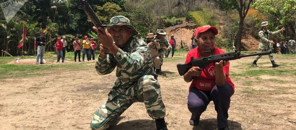 Des Vénézuéliens armés (archive photo) - Sputnik Afrique