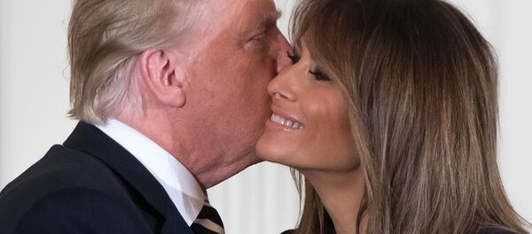 Президент США Дональд Трамп с женой Меланией Президент США Дональд Трамп с женой Меланией - Sputnik Afrique