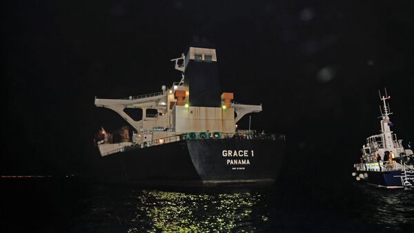 Oil supertanker Grace 1, that's on suspicion of carrying Iranian crude oil to Syria, is seen in waters of the British overseas territory of Gibraltar, historically claimed by Spain, July 4, 2019 - Sputnik Afrique