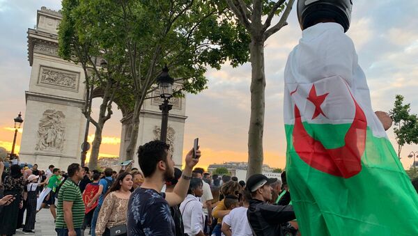 Les Champs-Élysées après que l'Algérie se voit qualifiée pour la demi-finale de la Coupe d’Afrique - Sputnik Afrique