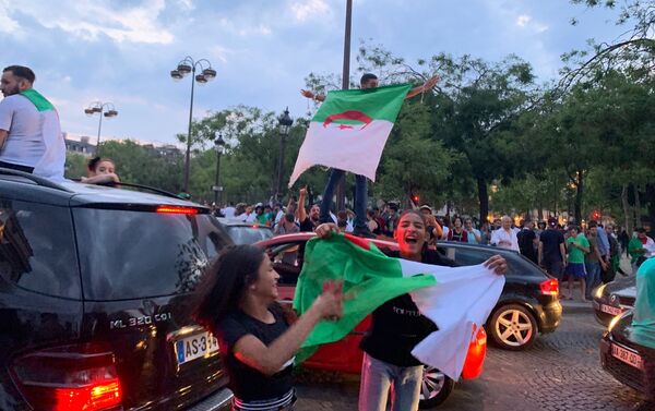 L'Algérie qualifiée pour la demi-finale de la Coupe d’Afrique, les supporters sur les Champs-Élysées, le 11 juillet 2019  - Sputnik Afrique