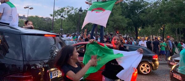 L'Algérie qualifiée pour la demi-finale de la Coupe d’Afrique, les Champs-Élysées en liesse, 11 juillet 2019  - Sputnik Afrique
