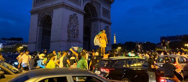 L'Algérie qualifiée pour la demi-finale de la Coupe d’Afrique, les Champs-Élysées en liesse, 11 juillet 2019  - Sputnik Afrique