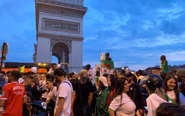 L'Algérie qualifiée pour la demi-finale de la Coupe d’Afrique, les supporters sur les Champs-Élysées, le 11 juillet 2019  - Sputnik Afrique