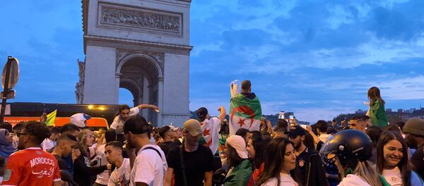 L'Algérie qualifiée pour la demi-finale de la Coupe d’Afrique, les Champs-Élysées en liesse, 11 juillet 2019  - Sputnik Afrique