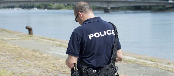Un policier français près de la Loire où Steve Canico, 24 ans, a disparu après être tombé dans le fleuve à la suite d'une intervention de la police à Nantes le 21 juin Un policier français près de la Loire où Steve Canico, 24 ans, a disparu après être tombé dans le fleuve à la suite d'une intervention de la police à Nantes le 21 juin - Sputnik Afrique