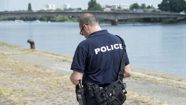 Un policier français près de la Loire où Steve Canico, 24 ans, a disparu après être tombé dans le fleuve à la suite d'une intervention de la police à Nantes le 21 juin - Sputnik Afrique