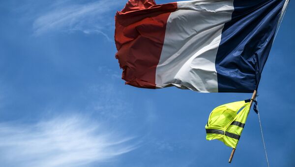 le drapeau français et un gilet jaune - Sputnik Afrique