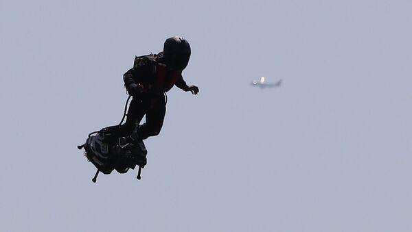 Le champion du monde de jet-ski français Franky Zapata sur un Flyboard Air - Sputnik Afrique