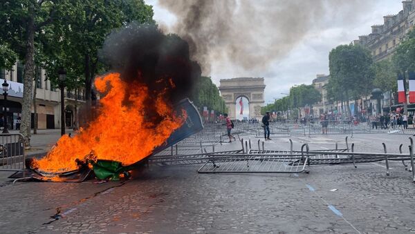 Grilles renversées, poubelle en feu: tension exacerbée sur les Champs-Élysées - Sputnik Afrique
