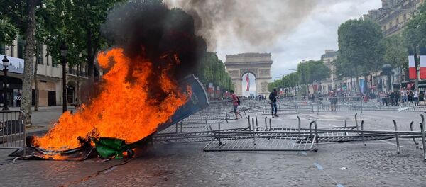 Grilles renversées, poubelle en feu: tension exacerbée sur les Champs-Élysées - Sputnik Afrique