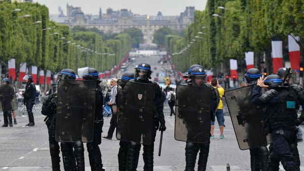 des policiers aux Champs-Elysées - Sputnik Afrique