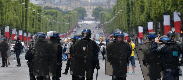des policiers aux Champs-Elysées - Sputnik Afrique