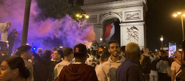 Des Algériens en liesse sur les Champs-Élysées pour fêter la qualification pour la finale de la CAN - Sputnik Afrique